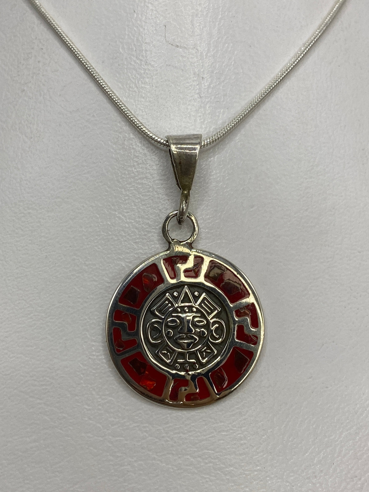 Dije de plata prehispánico Calendario Azteca con ópalo de fuego rojo, 3.5 cm de largo