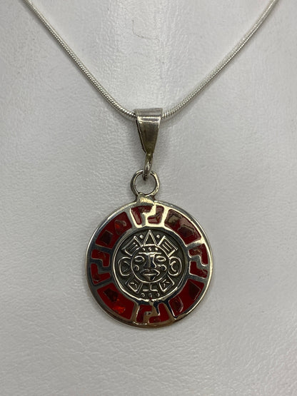 Dije de plata prehispánico Calendario Azteca con ópalo de fuego rojo, 3.5 cm de largo