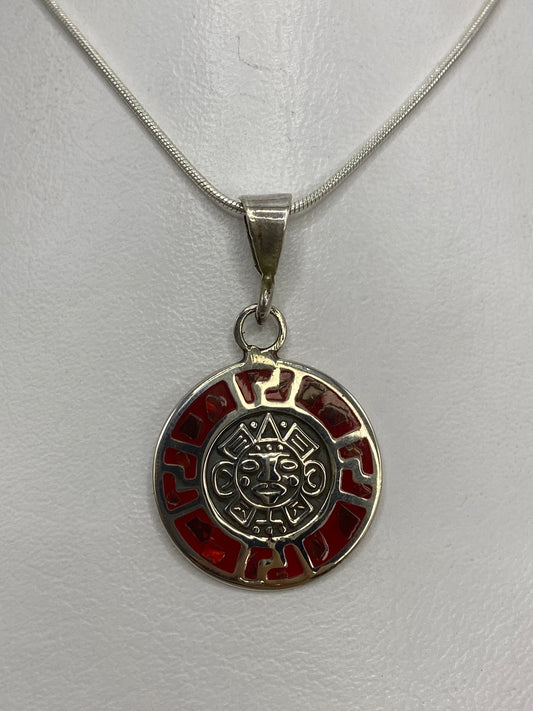 Dije de plata prehispánico Calendario Azteca con ópalo de fuego rojo, 3.5 cm de largo