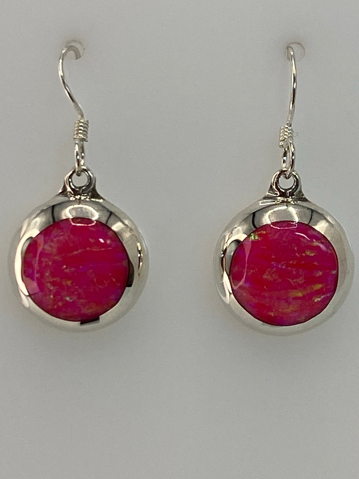 Aretes sobre regla mostrando largo de 2.8 cm
