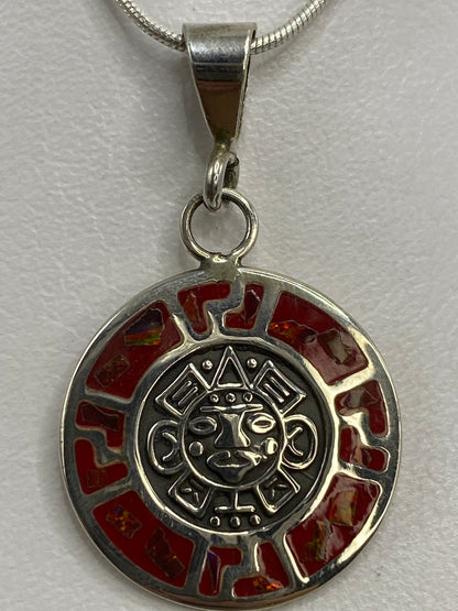 Detalle de la incrustación de ópalo de fuego en plata 925