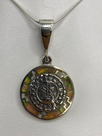 Dije de plata 950 con calendario maya y ópalo de fuego multicolor, colgando de cadena de plata