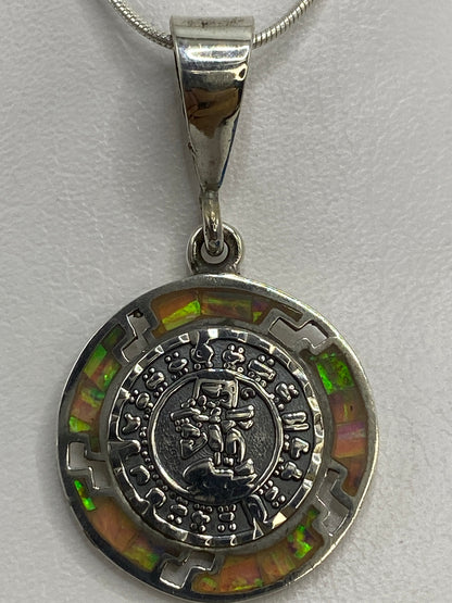 Detalle del ópalo de fuego multicolor con reflejos verdes y dorados engastado en plata