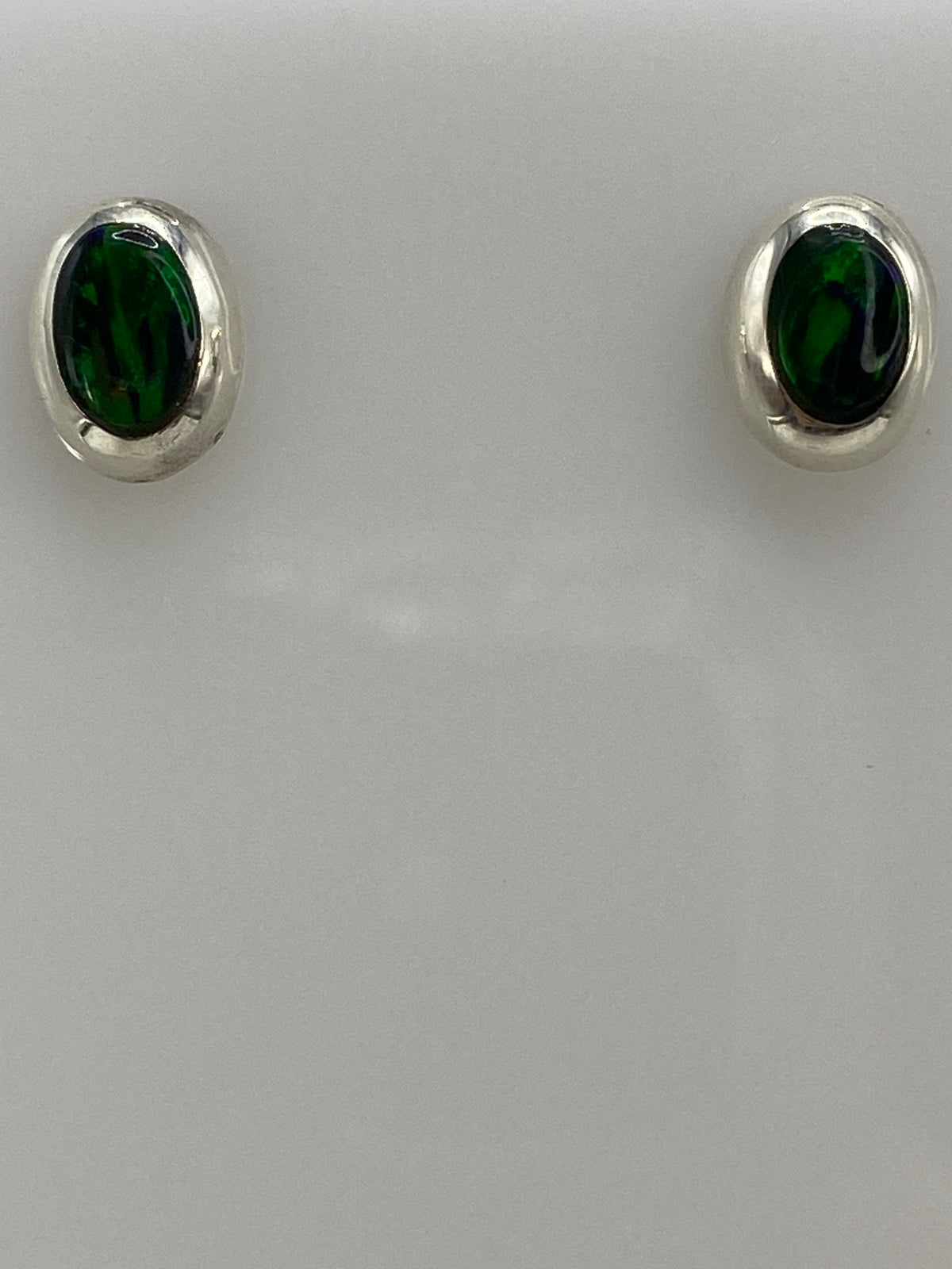 Aretes sobre una medida en centímetros, largo 1.3 cm