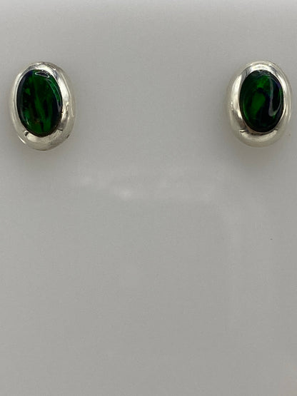 Aretes sobre una medida en centímetros, largo 1.3 cm