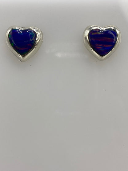 Par de aretes de plata con ópalo de fuego morado engastado, vista frontal