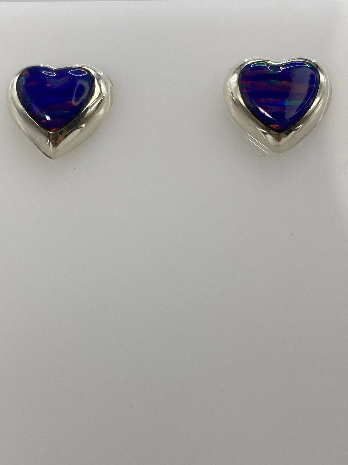 Arete de plata y ópalo morado, detalle del engaste a mano