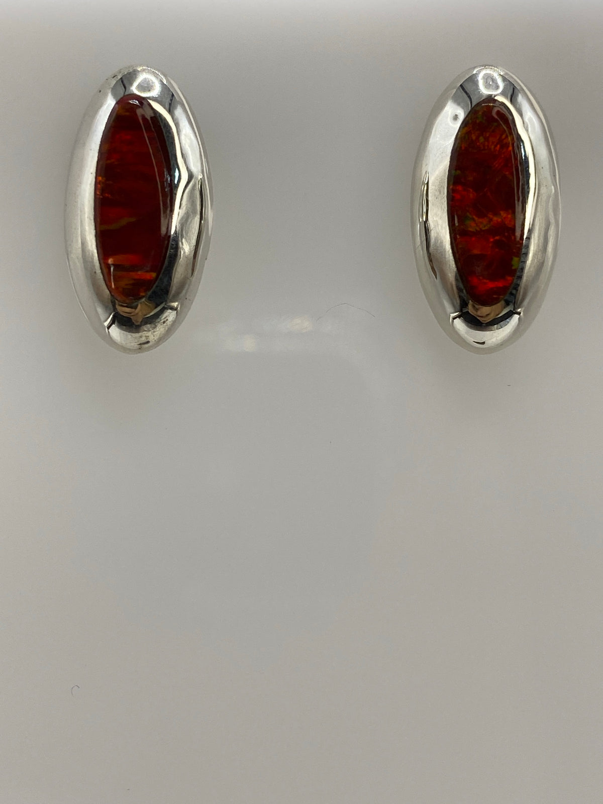 Par de aretes de plata 925 con ópalo de fuego rojo engastado, vistos de frente