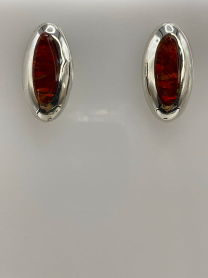 Par de aretes de plata 925 con ópalo de fuego rojo engastado, vistos de frente
