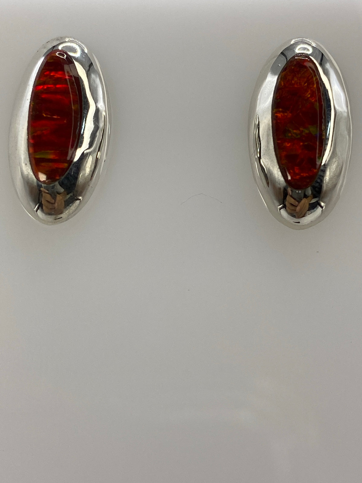 Detalle del ópalo de fuego rojo y el engaste de plata pulida