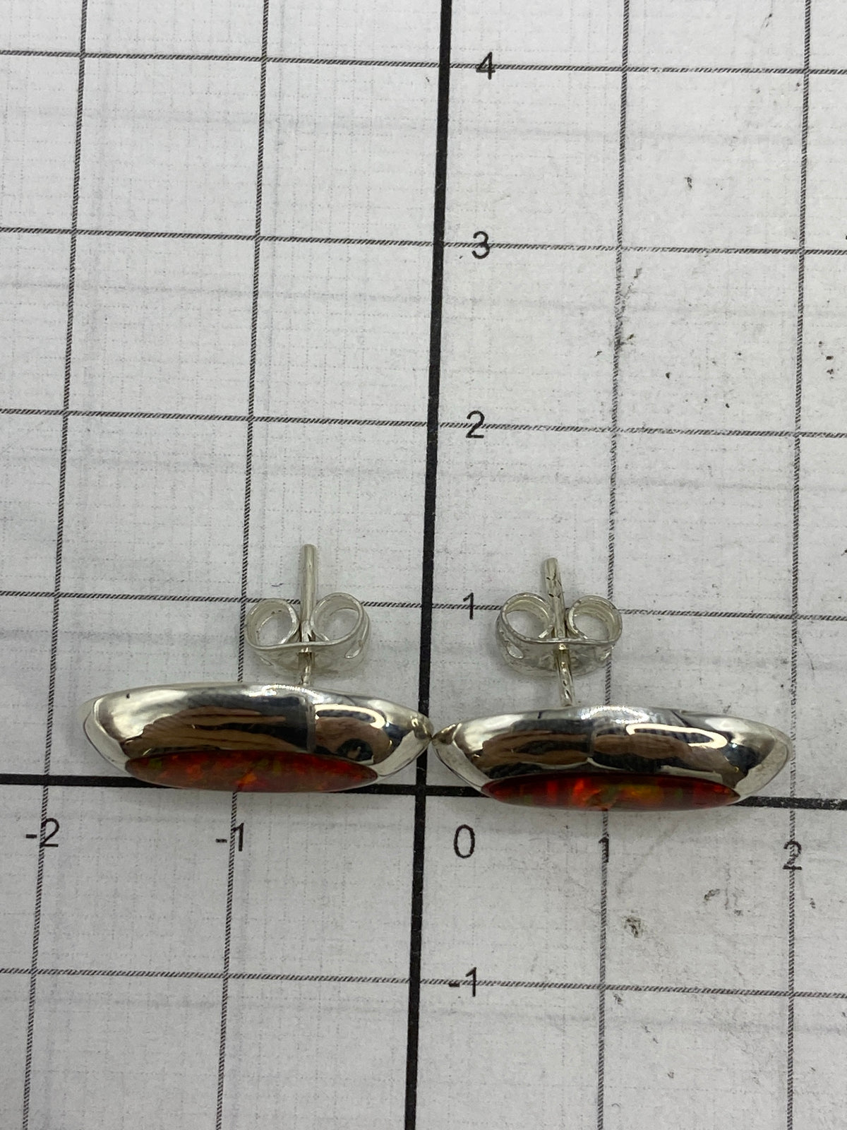 Aretes de ópalo rojo en estuche de presentación, listos para regalo