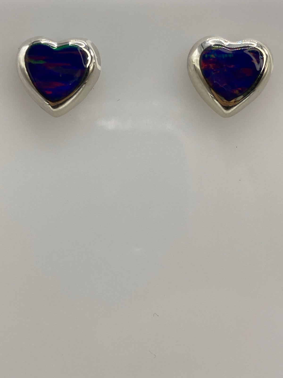Par de aretes de plata con ópalo de fuego morada, vista frontal