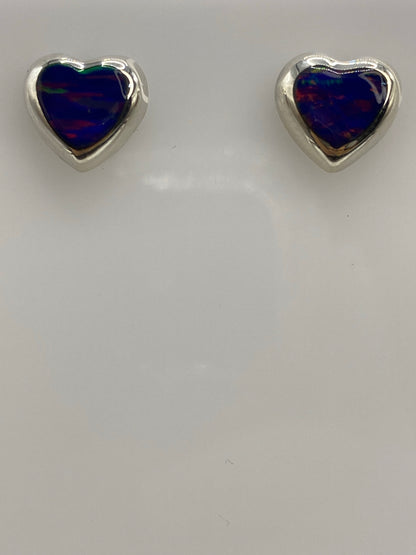 Par de aretes de plata con ópalo de fuego morada, vista frontal