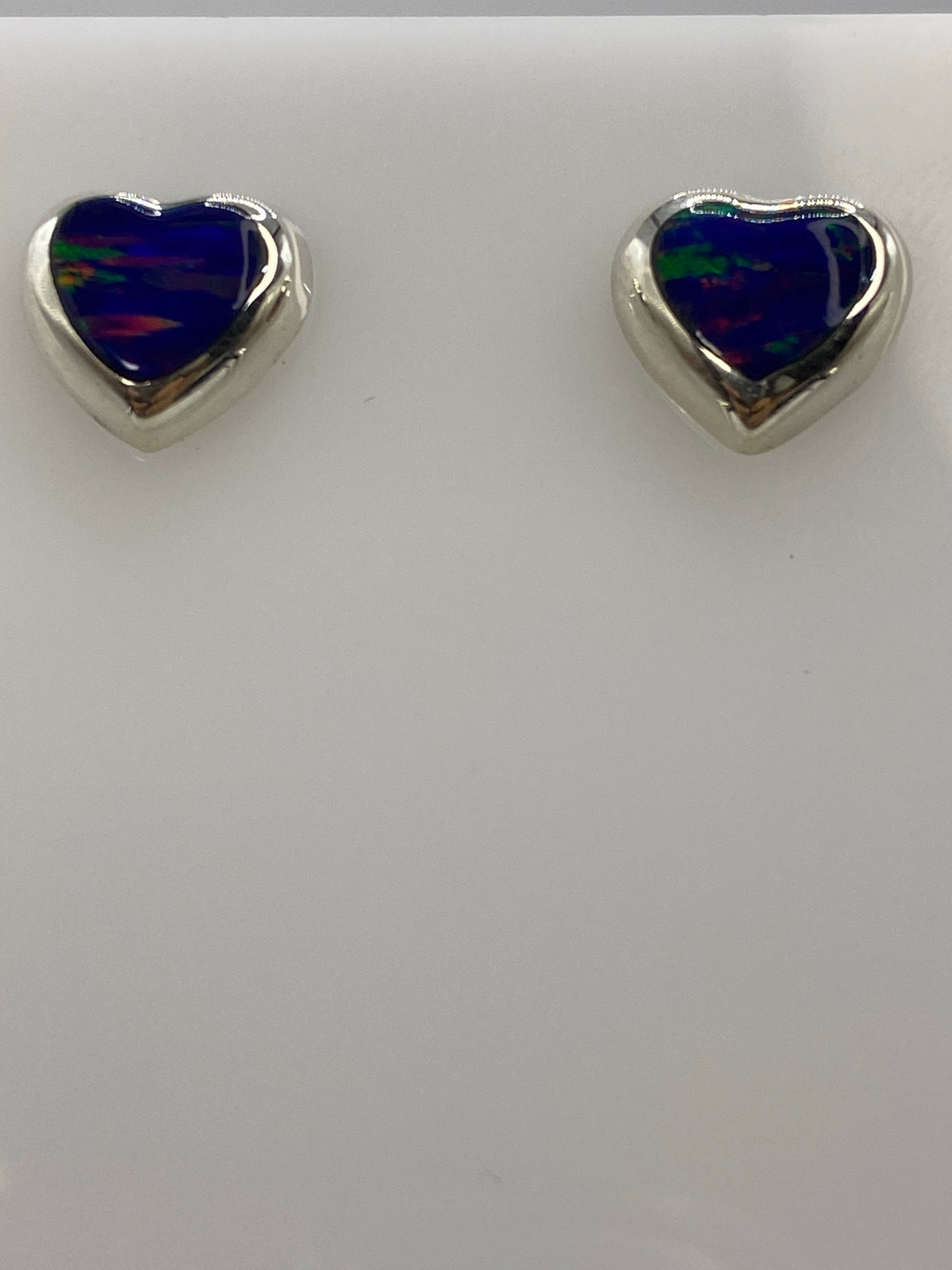 Detalle del engaste a mano del ópalo morada en plata 925