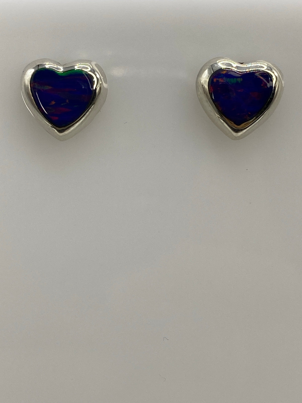 Aretes sobre una regla mostrando el tamaño de 1.3 cm