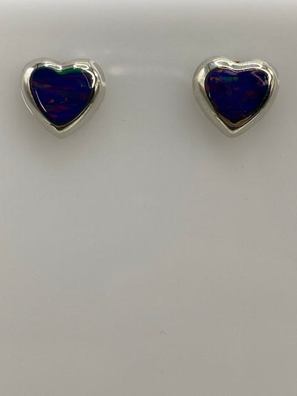 Aretes sobre una regla mostrando el tamaño de 1.3 cm