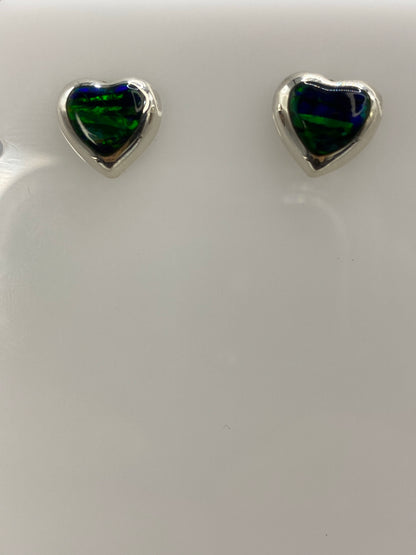 Par de aretes de plata con ópalo de fuego verde engastado, colgando de pernos de presión