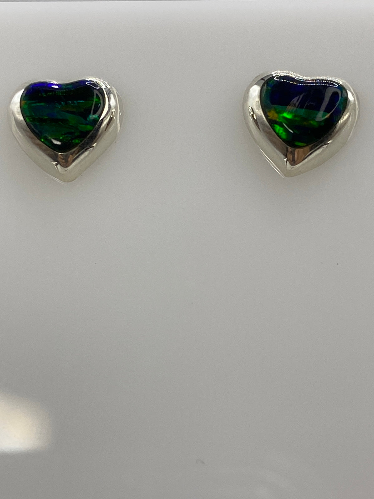 Vista frontal: ópalo de fuego verde en forma de corazón, envuelto en plata 925 de Taxco