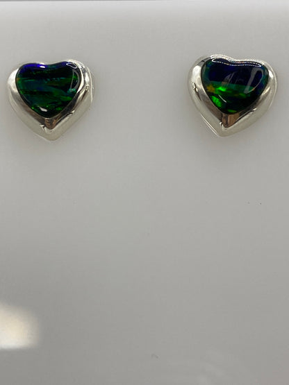 Vista frontal: ópalo de fuego verde en forma de corazón, envuelto en plata 925 de Taxco