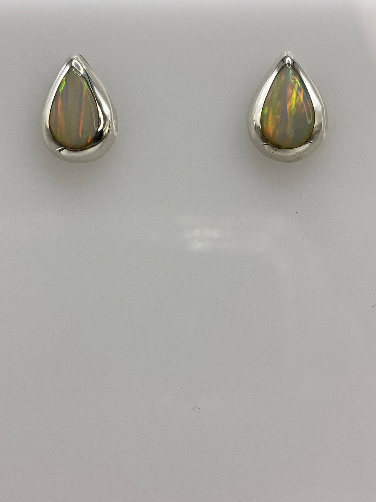 Par de aretes de plata con ópalo de fuego blanco engastado, diseño minimalista de 1.3 cm