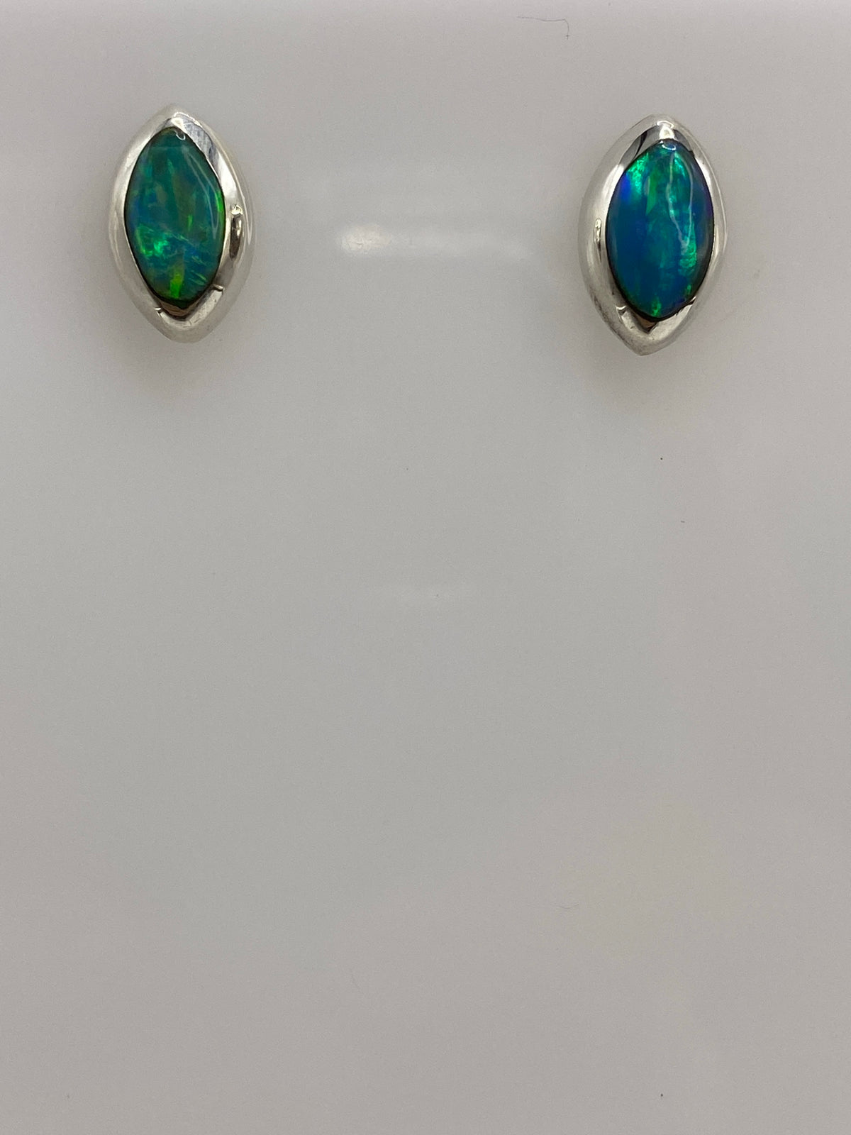 Aretes de plata 925 con ópalo de fuego azul cielo, engastados a mano en Taxco
