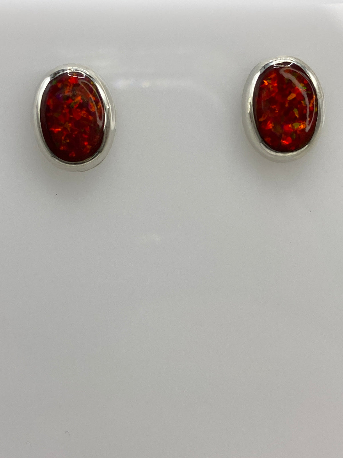 Par de aretes de plata 925 con opalo de fuego rojo engastado, vista frontal