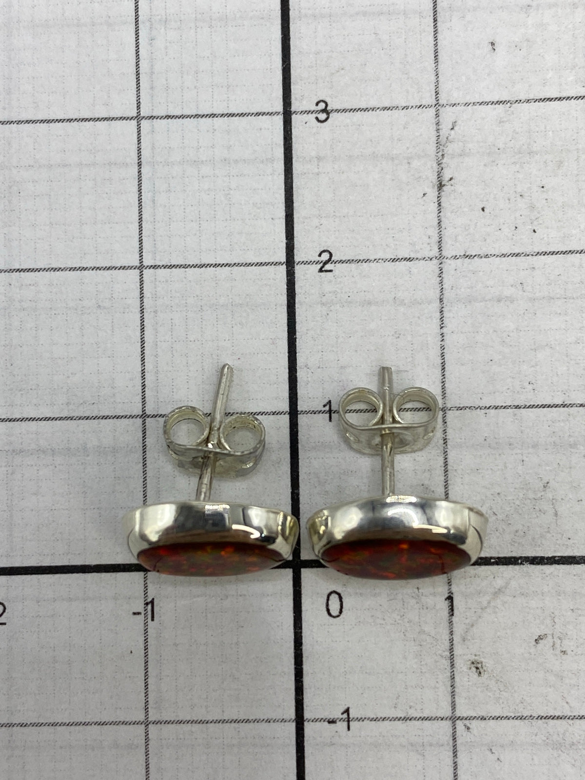 Detalle de la parte trasera de los aretes mostrando el Quinto 925 grabado