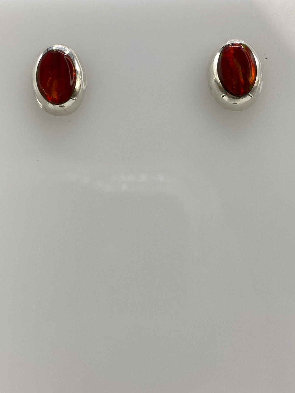 Detalle del engaste de ópalo rojo en plata 925, mostrando el brillo y color de la piedra