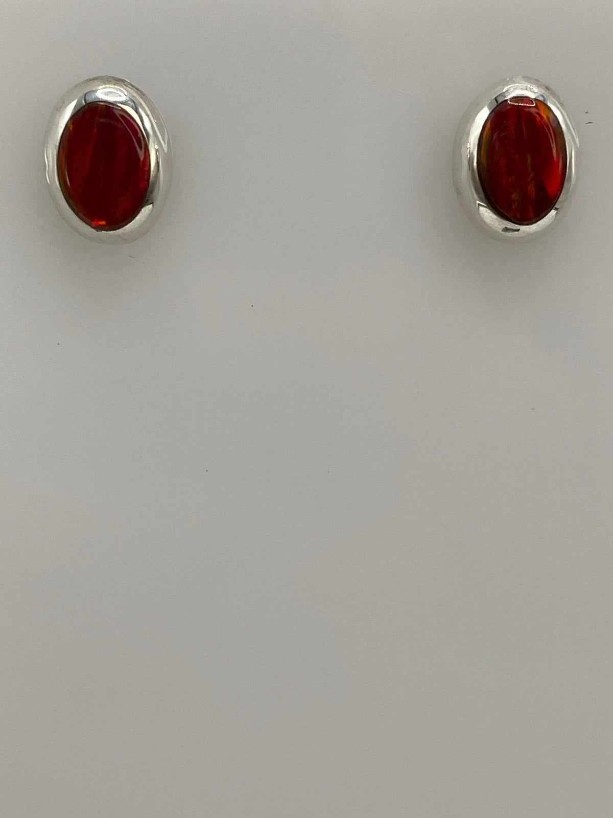 Aretes de tamaño compacto (1.3 cm) sobre regla para referencia de escala