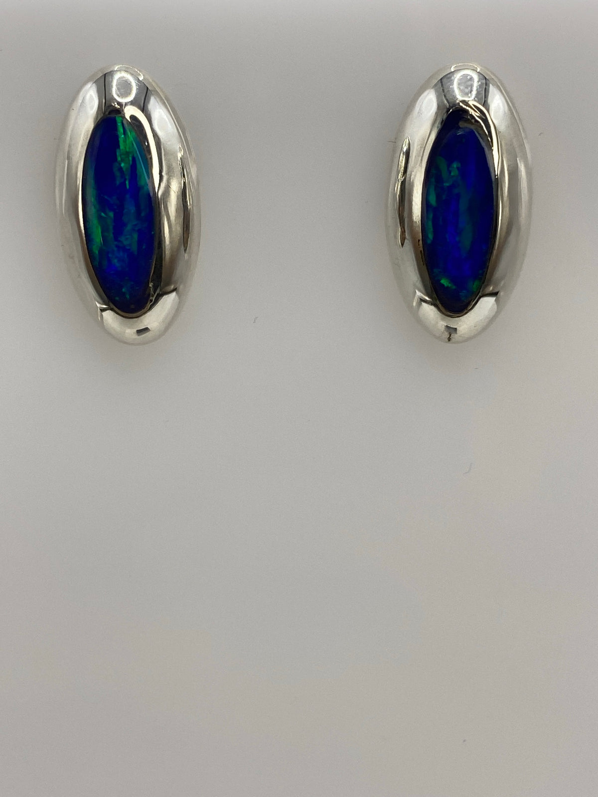 Par de aretes de plata 925 con ópalo de fuego azul, forma ovalada, frente a frente