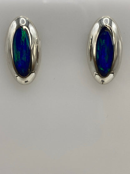 Aretes sobre regla de medición: 1.3 cm de largo por 1.8 cm de ancho