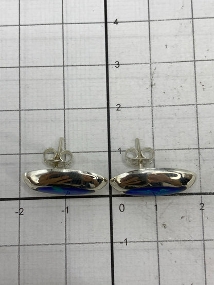 Aretes de ópalo con la marca de autenticidad 925 visible en la base plateada