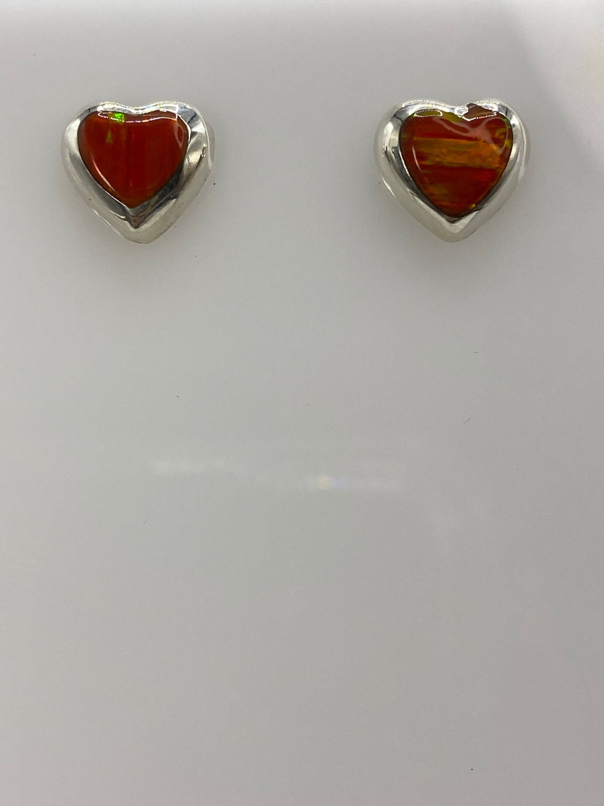 Aretes de plata 925 con ópalo de fuego desde atrás, mostrando el poste y tuerca