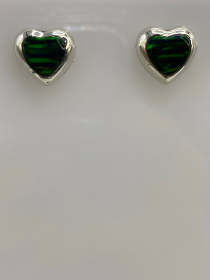 Par de aretes de plata con Ópalo de Fuego verde, vistos de frente mostrando el engaste de la piedra