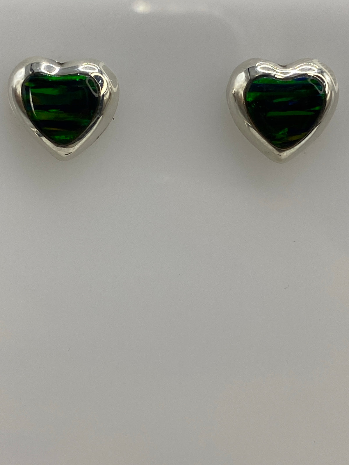 Medida de los aretes sobre regla: 1.4 cm de largo