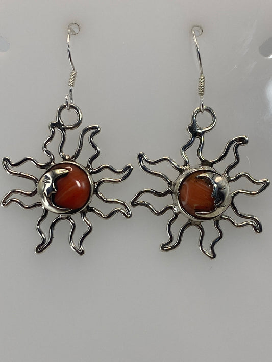 Par de aretes de plata con diseño sol y coral natural rojo-naranja, colgando