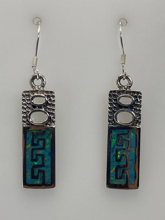 Par de aretes de plata con ópalo de fuego azul cielo, diseño geométrico prehispánico, engaste a mano