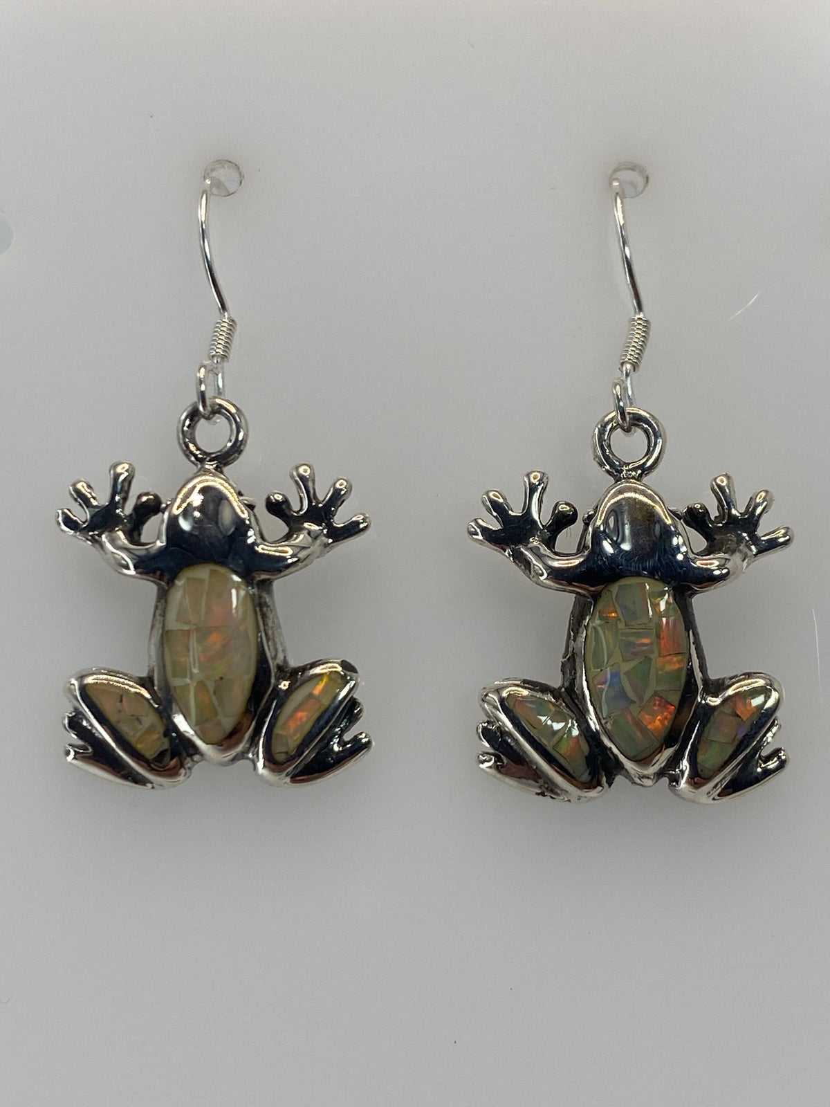 Par de aretes de plata en forma de sapo con ópalo de fuego multicolor engastado