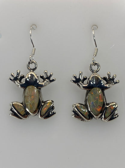 Par de aretes de plata en forma de sapo con ópalo de fuego multicolor engastado