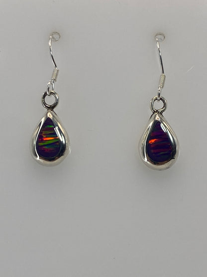Detalle del ópalo de fuego morado en el engaste de plata 925