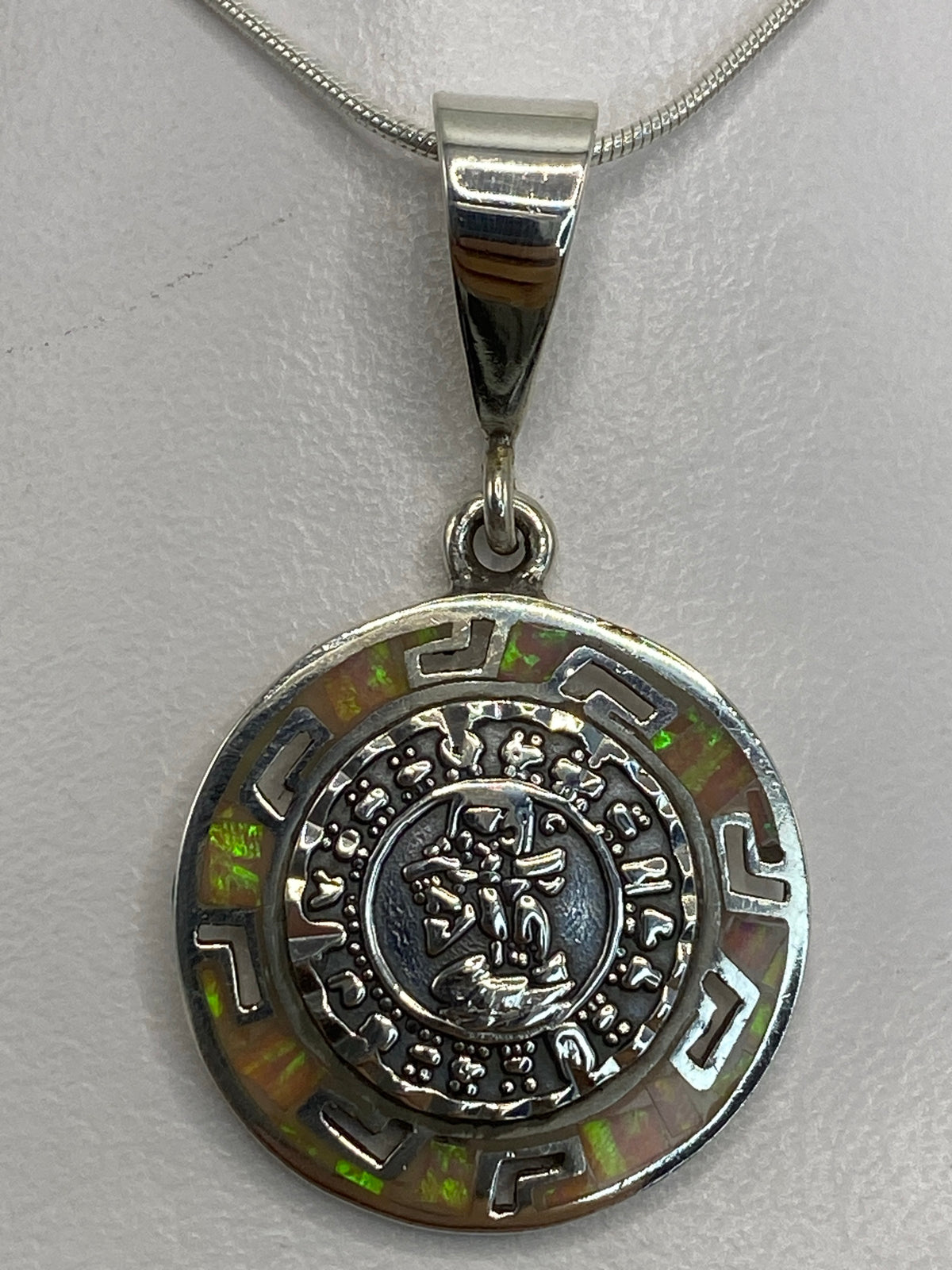 Dije de plata 950 con calendario azteca y opalo de fuego multicolor de 4 cm