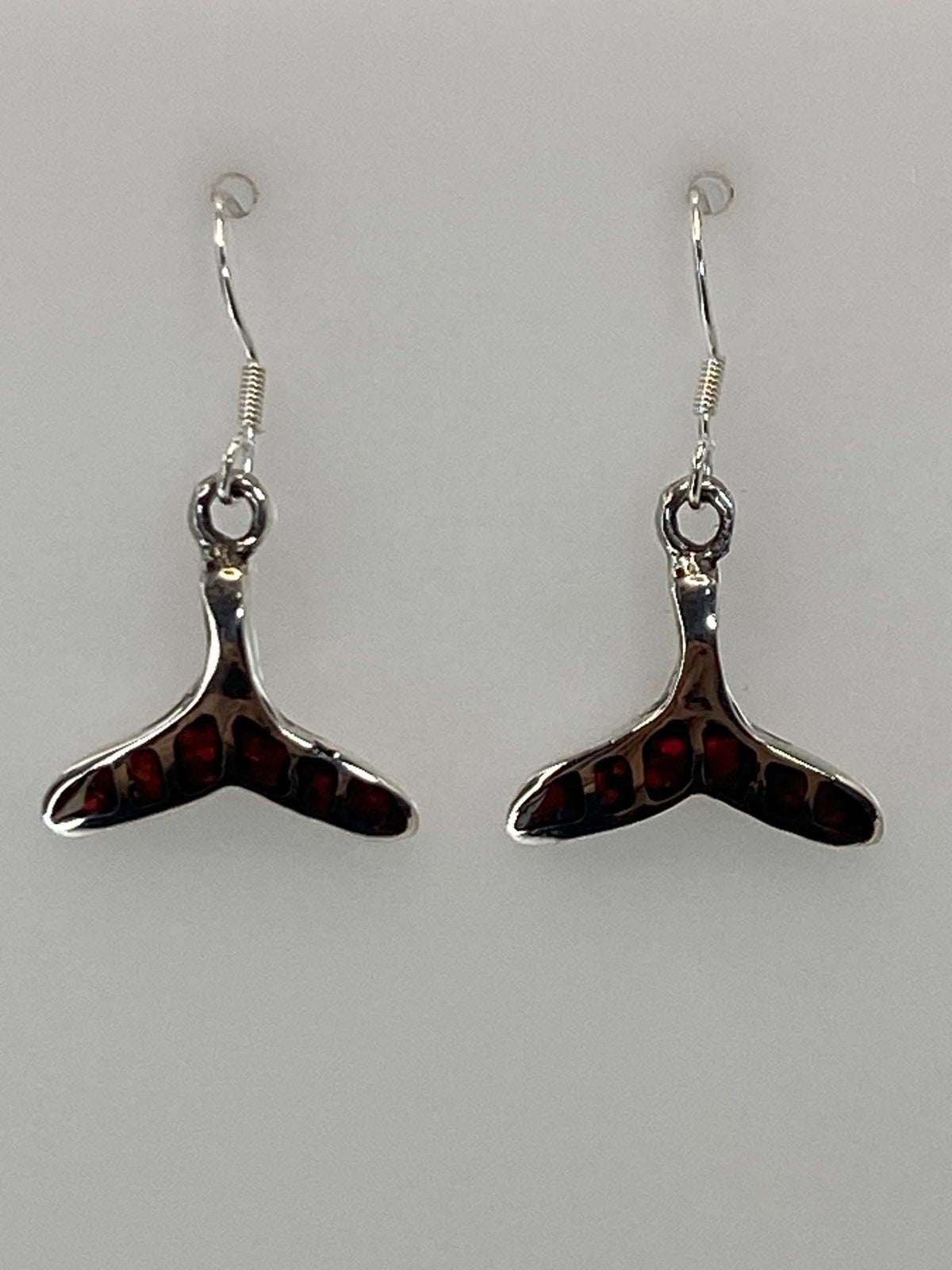Par de aretes de plata con opalo de fuego rojo engastado, colgando de gancho de plata