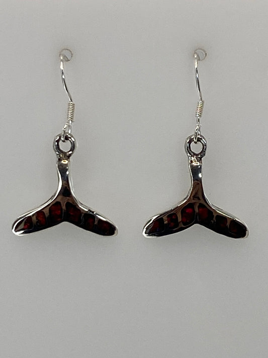 Par de aretes de plata con opalo de fuego rojo engastado, colgando de gancho de plata