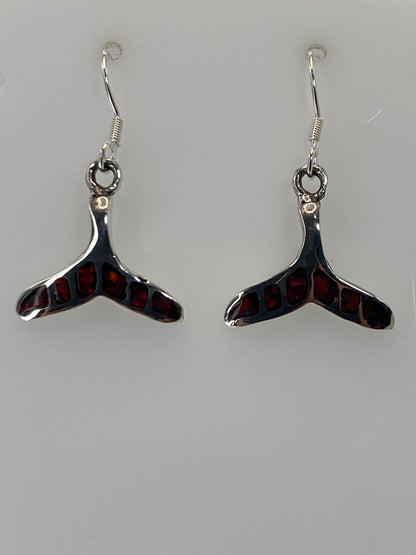 Detalle del opalo de fuego rojo en uno de los aretes, mostrando vetas y profundidad