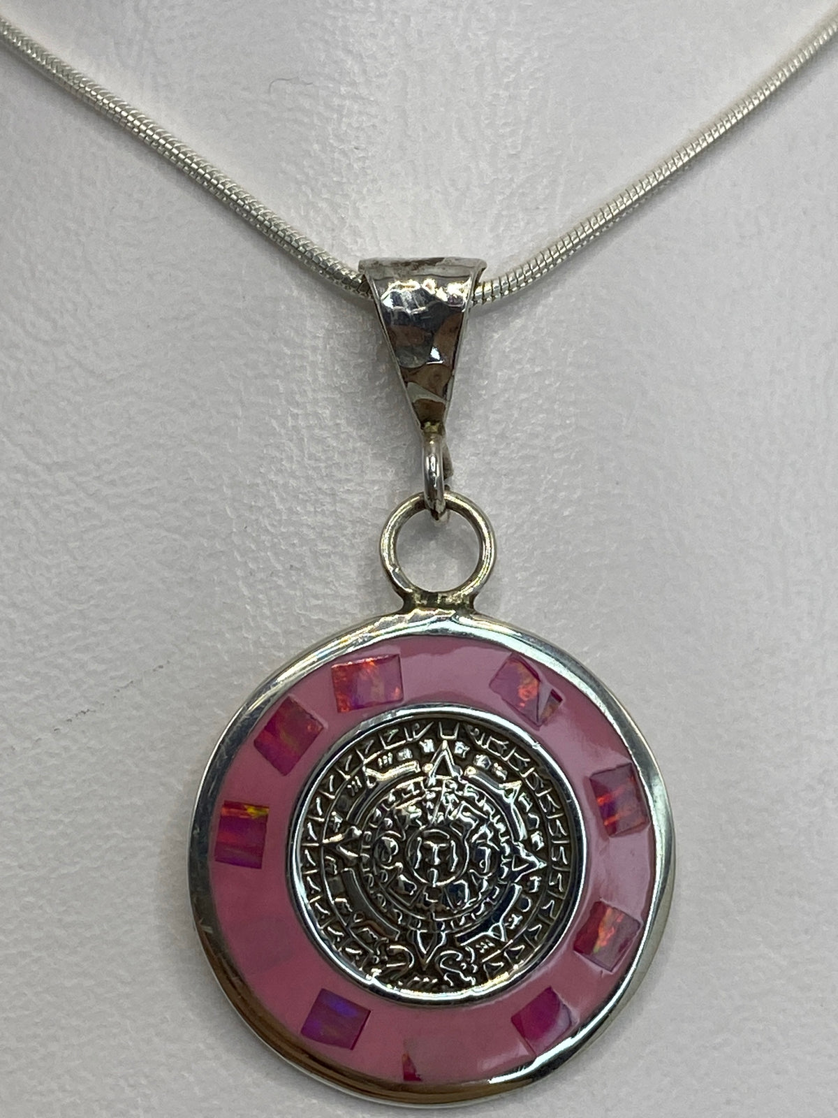 Dije de plata con calendario azteca y ópalo de fuego rosa en collar de plata 925