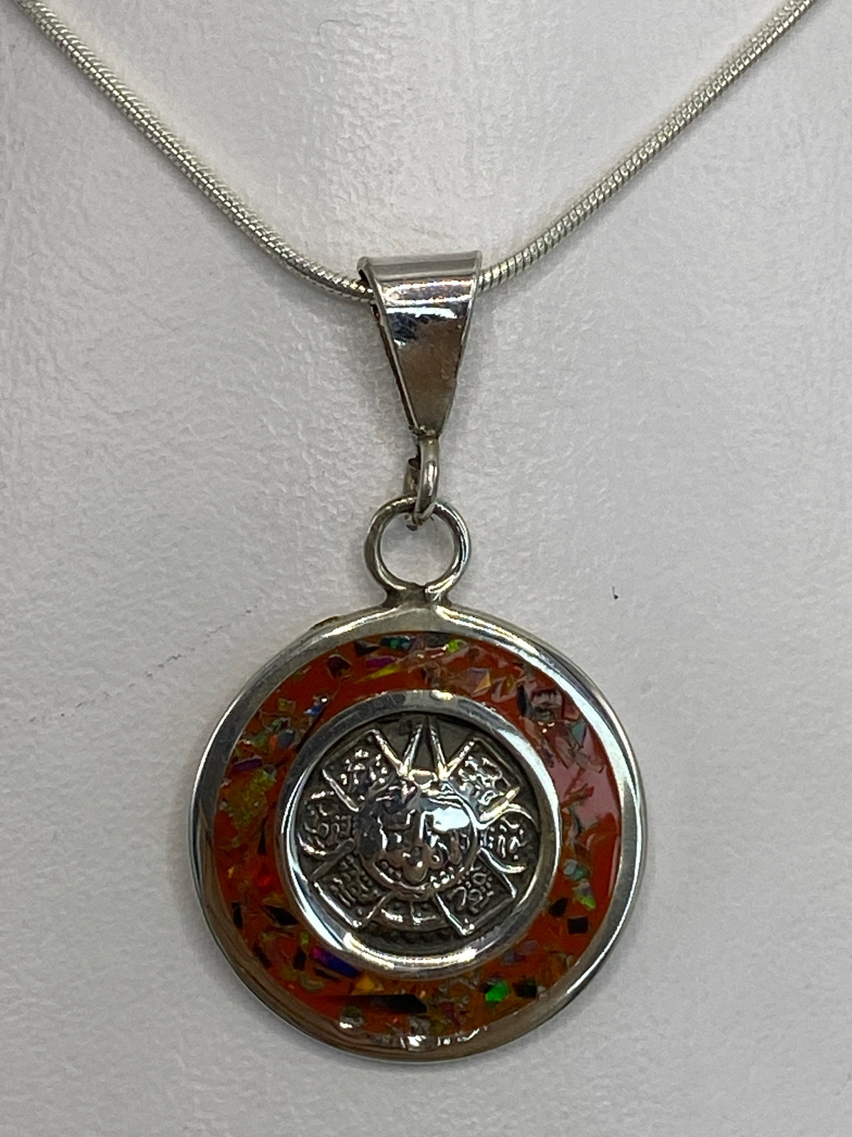 Dije de plata 925 con Calendario Azteca de cinco puntas e Ópalo de Fuego multicolor en cadena plateada