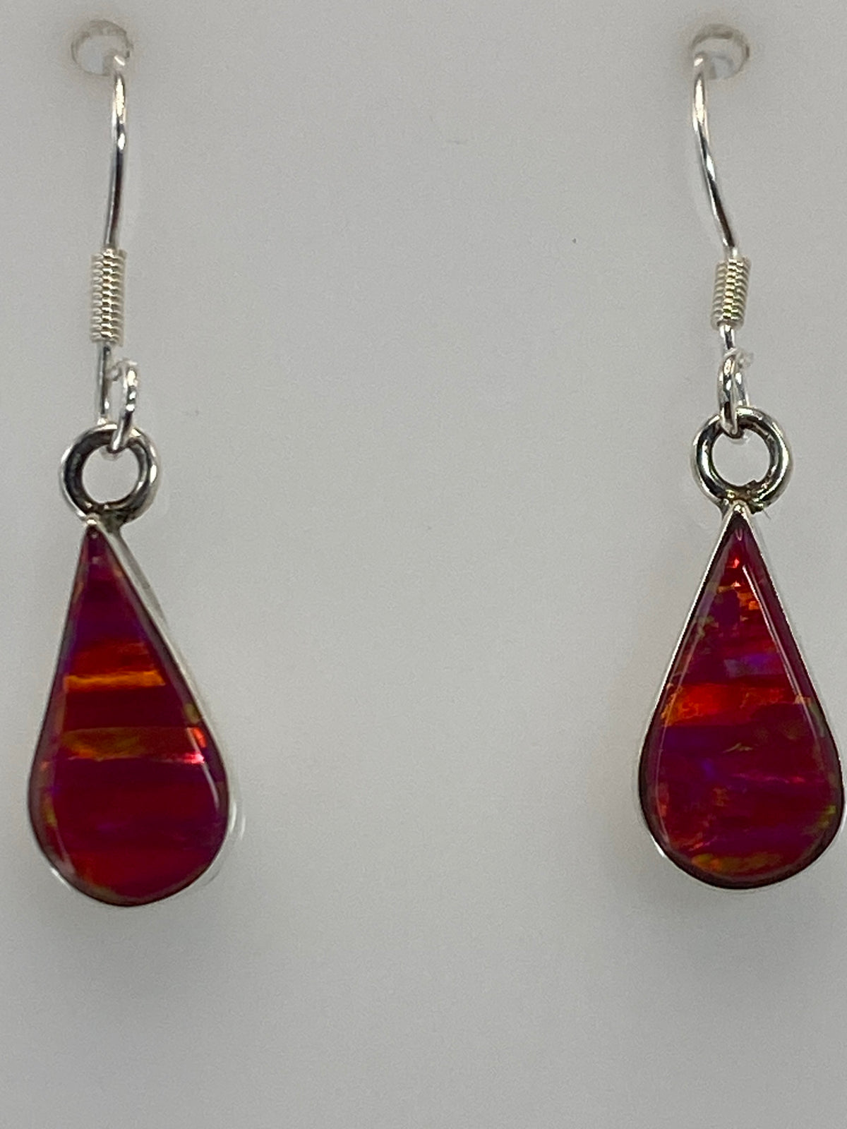 Aretes con Ópalo de Fuego sobre ruler: largo exacto 3 cm