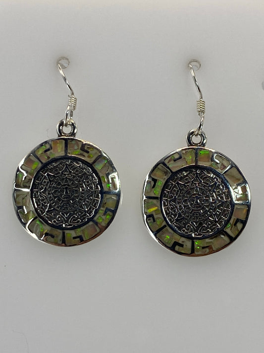 Par de aretes plata 950 con ópalo de fuego multicolor, diseño circular prehispánico, colgando de gancho de plata