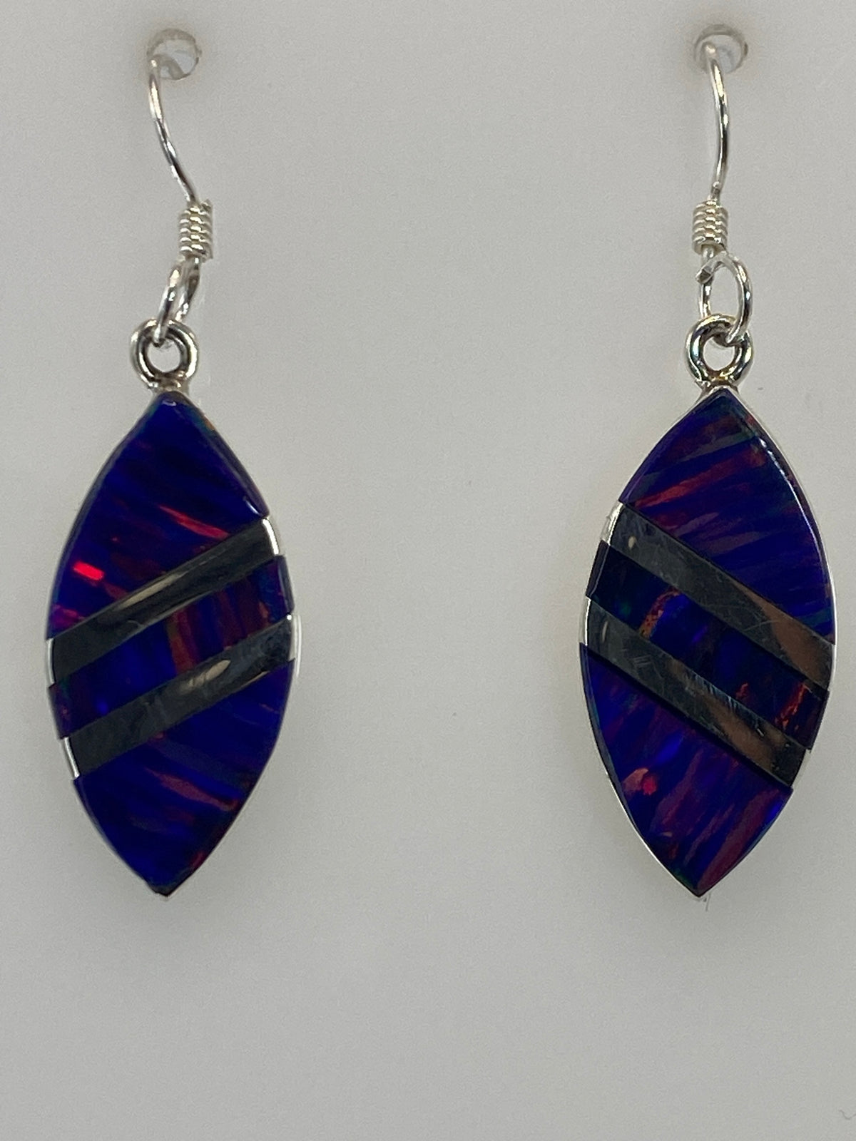 Par de aretes de plata 950 con ópalo de fuego azul, diseño geométrico minimalista
