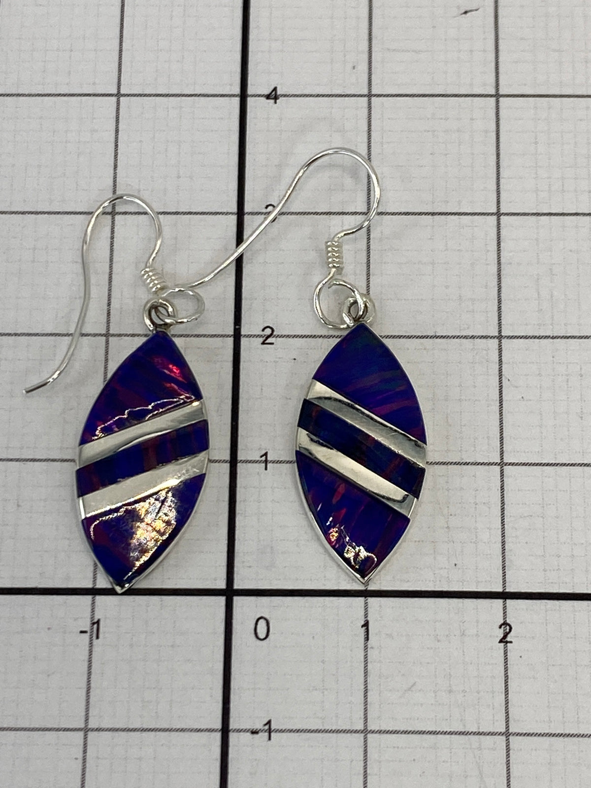 Aretes sobre fondo blanco con gancho de plata 950 visible